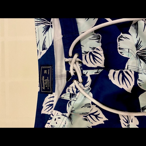 Abercrombie & Fitch Mens Size 28 White & Blue Floral Print Lined Swim Trunks - Picture 4 of 4